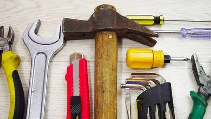 木制背景下的匠心传承 探秘锁匠的精密五金世界